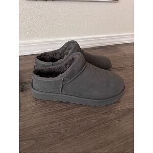 UGG Classic Slipper Women’s size 9